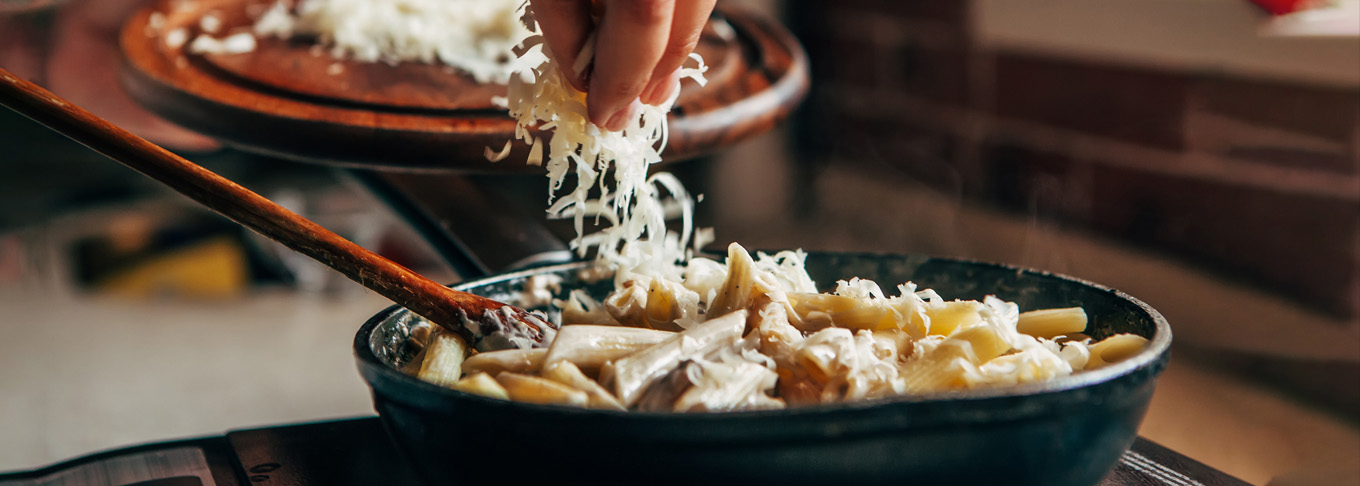 pâtes à la soupe à l'oignon avec du fromage râpé
