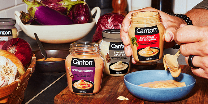 Sauces Canton sur le comptoir de cuisine