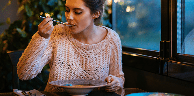 Femme dégustant une délicieuse soupe Canton
